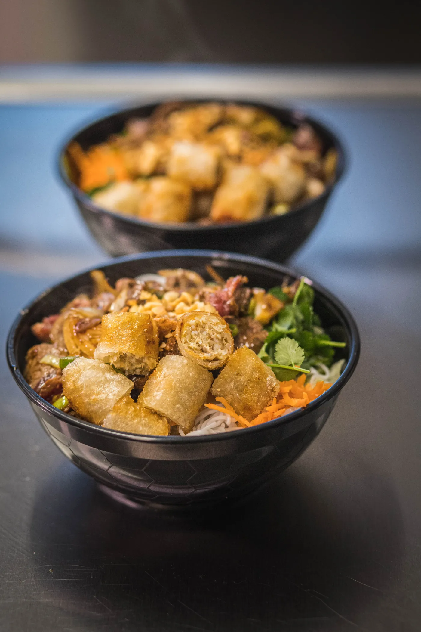 Bol vietnamien arrosé de sauce